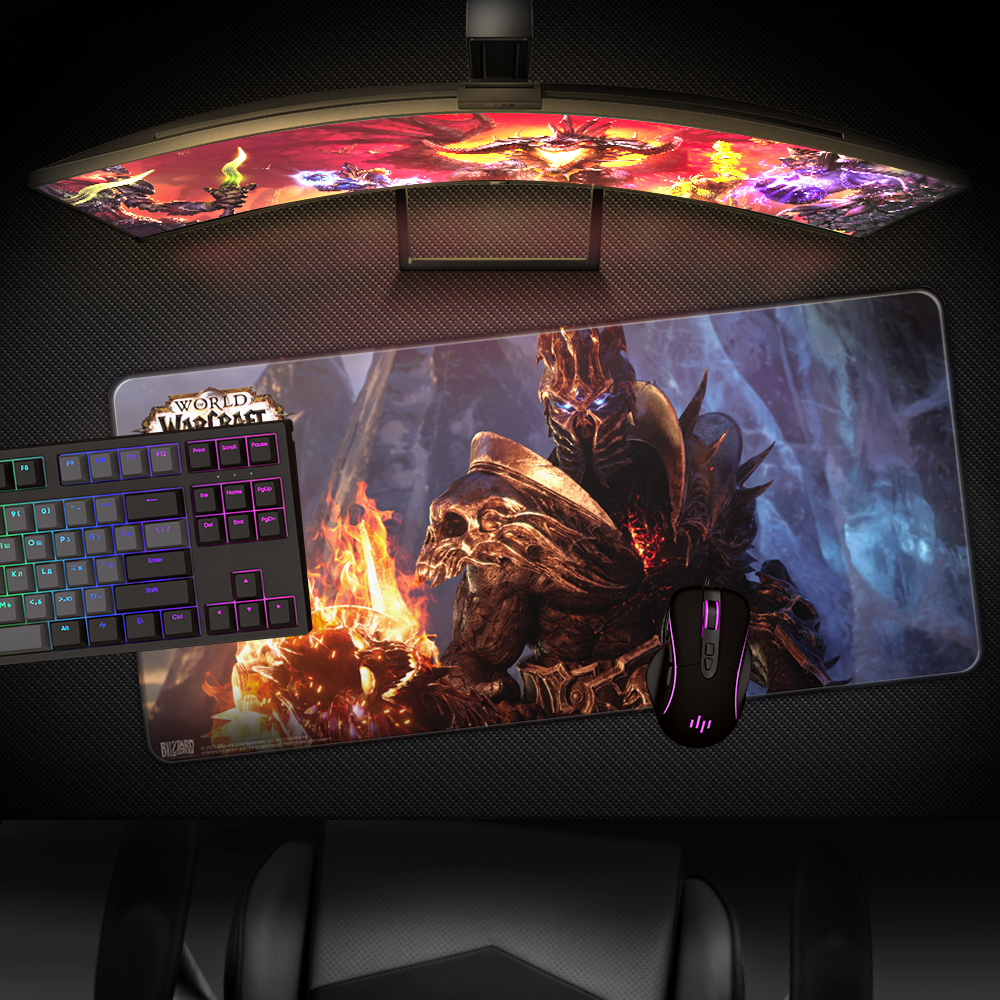 Gaming-Setup mit gebogenem Monitor, großer World of Warcraft-Mausmatte, beleuchteter Tastatur und Maus.