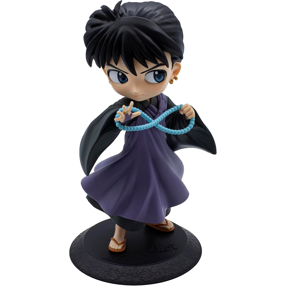 Figura de anime con cabello negro, túnica morada y cuentas de oración azules sobre una base negra.