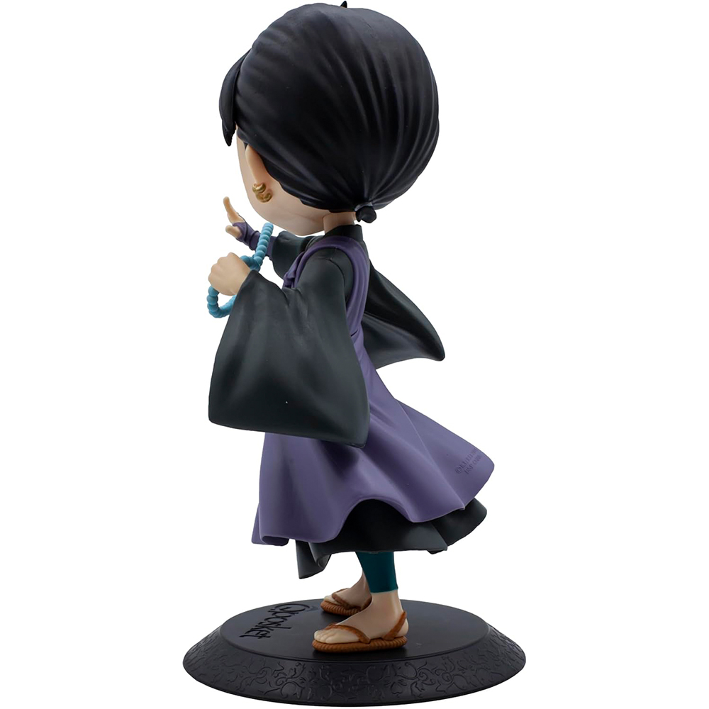 Una figura de vinilo chibi con cabello negro, túnica morada y cuentas azules.