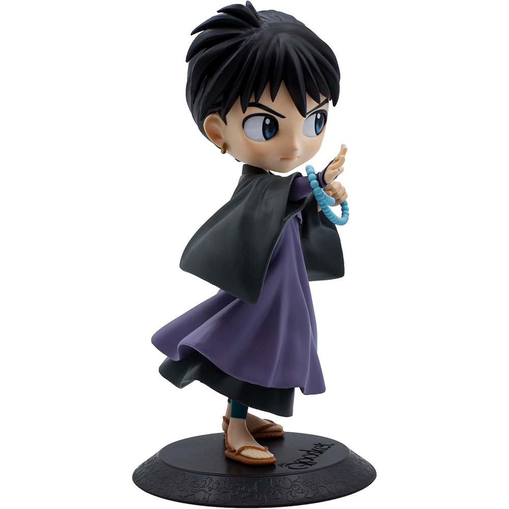 Figura de anime con cabello negro, túnica morada, capa negra y cuentas azules sobre base negra.