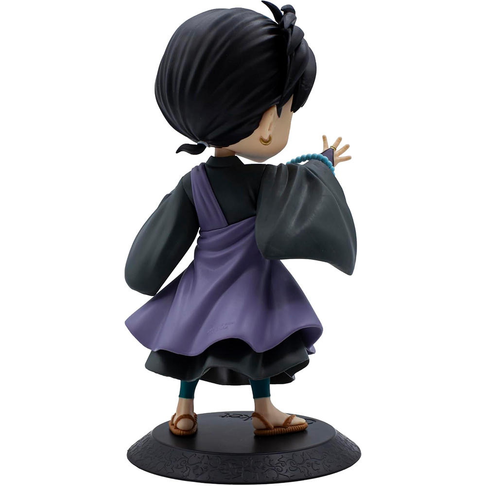 Vista posterior de una figura de anime con cabello negro, vestido negro y tela morada sobre una base redonda.