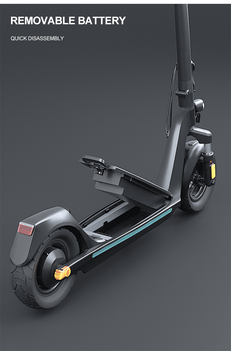 Un monopattino elettrico nero con vano batteria aperto che mostra una batteria rimovibile.
