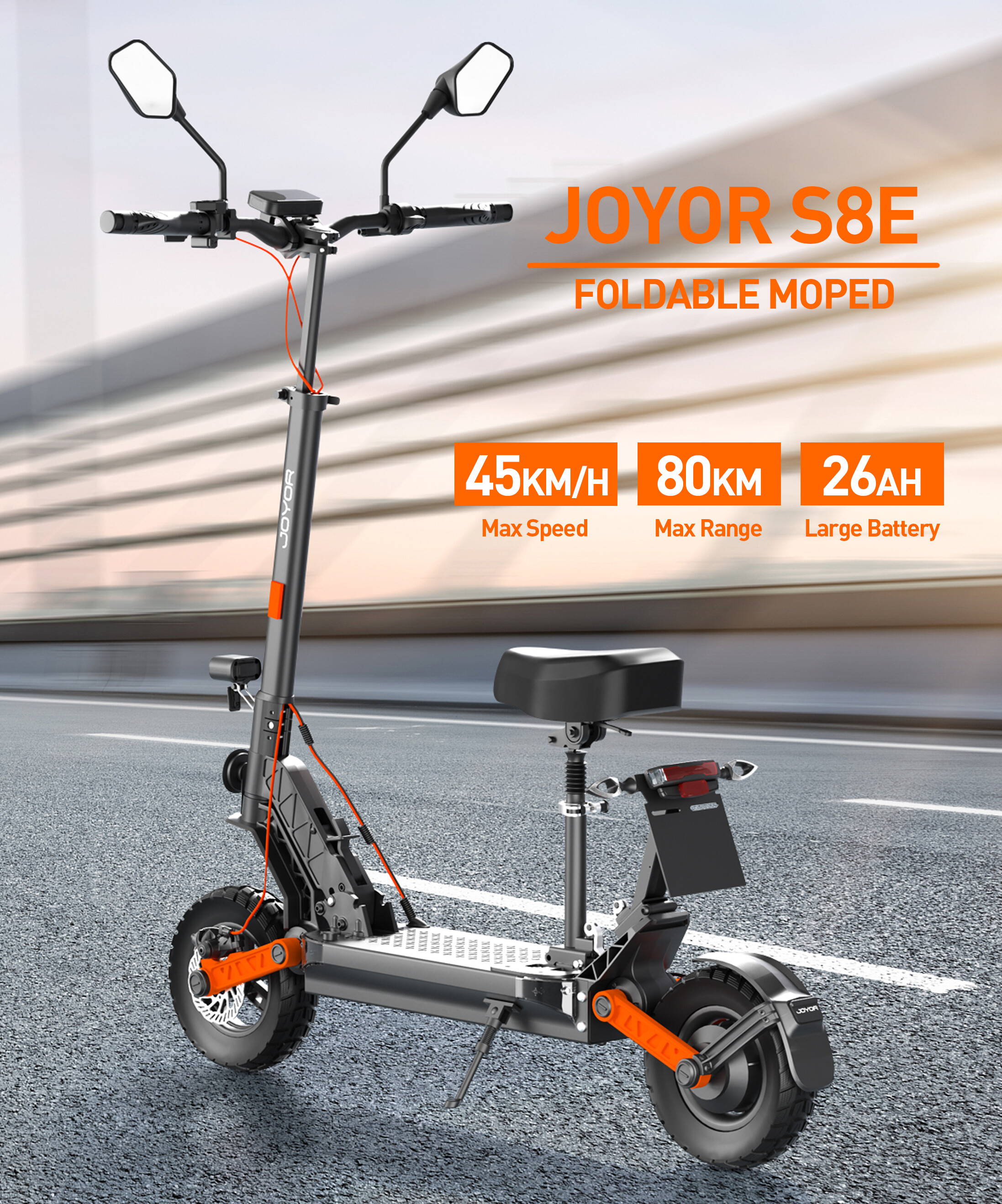 Un ciclomotore pieghevole Joyor S8E su strada con testi su velocità, autonomia e batteria.