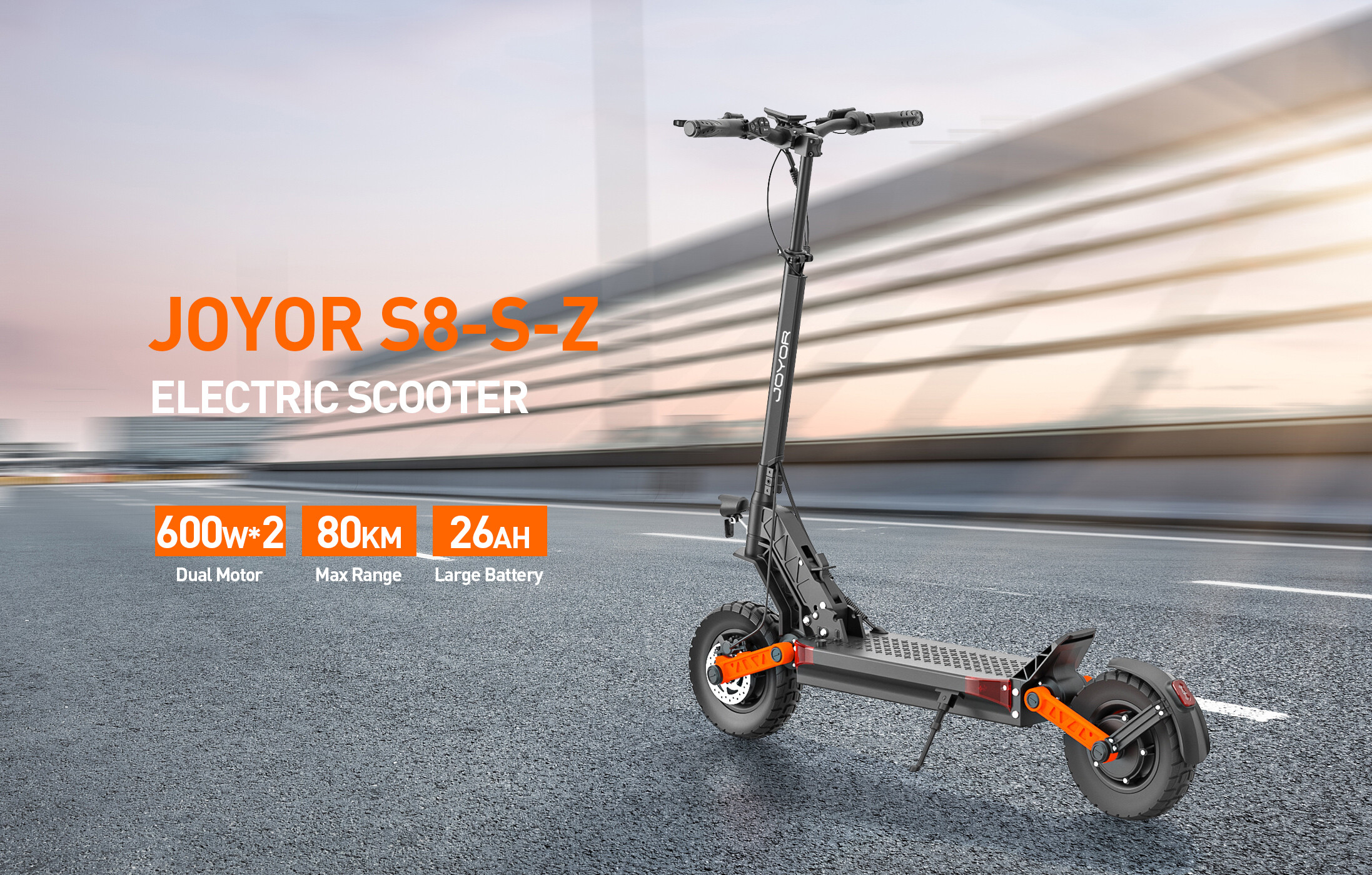 Monopattino elettrico Joyor S8-S-Z nero parcheggiato su una strada asfaltata con sfondo sfocato.