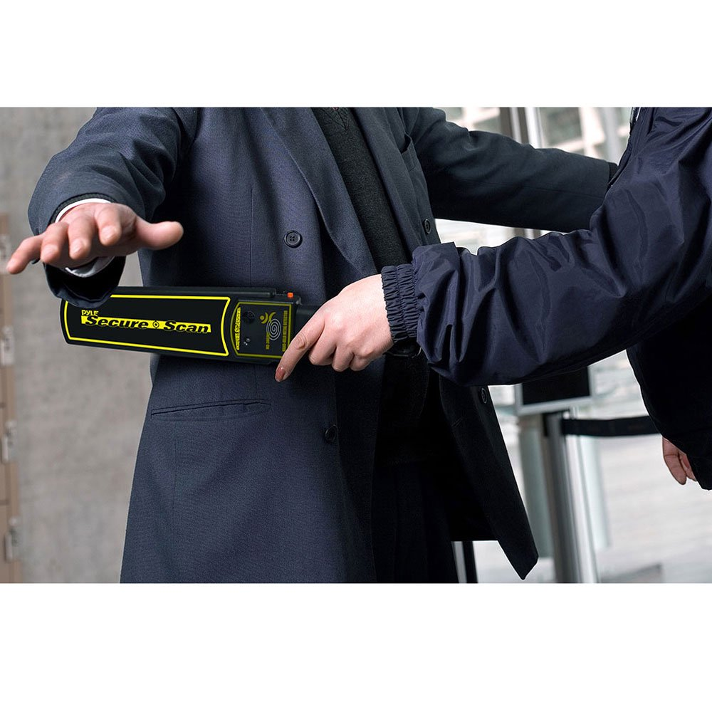 Sicherheitsbeamter scannt Person mit tragbarem Metalldetektor.