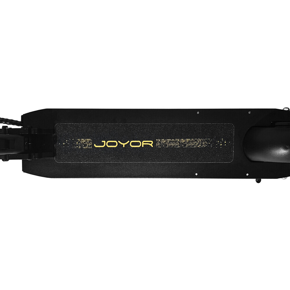 Vista dall'alto della pedana di un monopattino elettrico Joyor nero con logo giallo.
