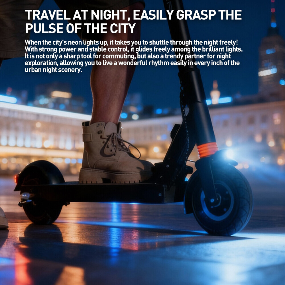 Un monopattino elettrico viaggia di notte in città con luce blu e testo sovrapposto.