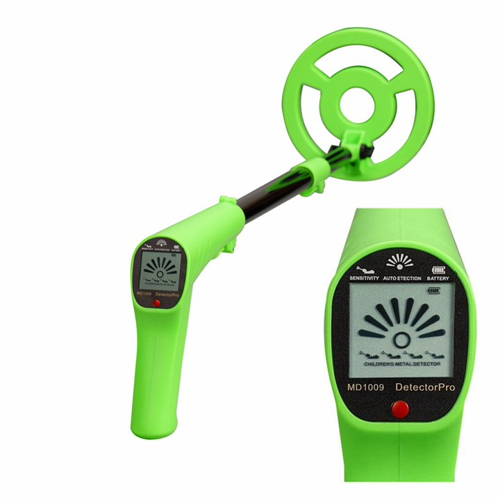 Grüner Kindermetallsucher mit LCD-Bildschirm und verstellbarem Stiel auf weißem Hintergrund.