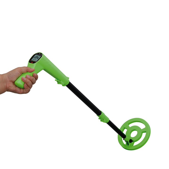 Eine Hand hält einen grünen und schwarzen Metalldetektor vor weißem Hintergrund.
