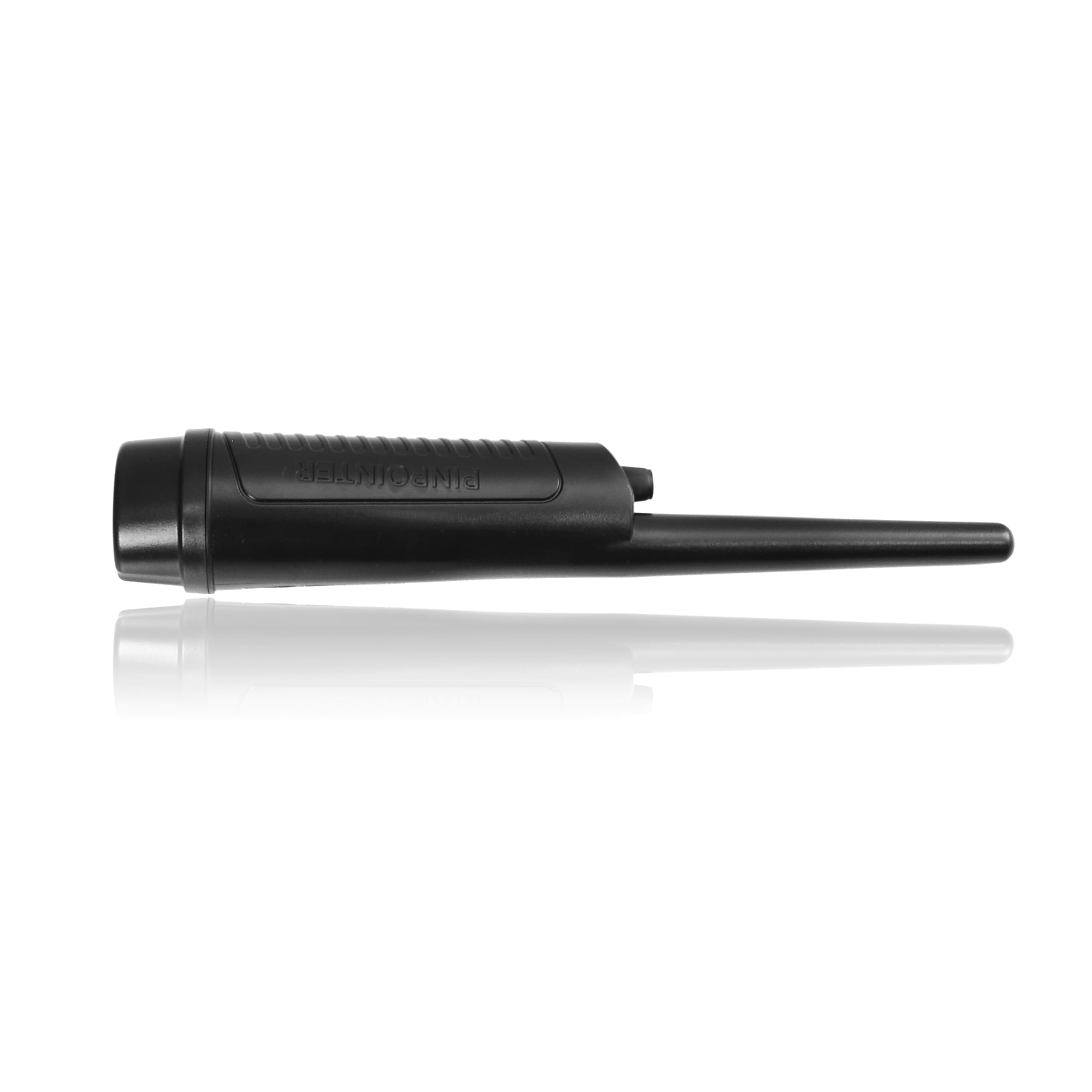 Ein schwarzer Metalldetektor-Pinpointer liegt horizontal mit Spiegelung auf weißem Hintergrund.