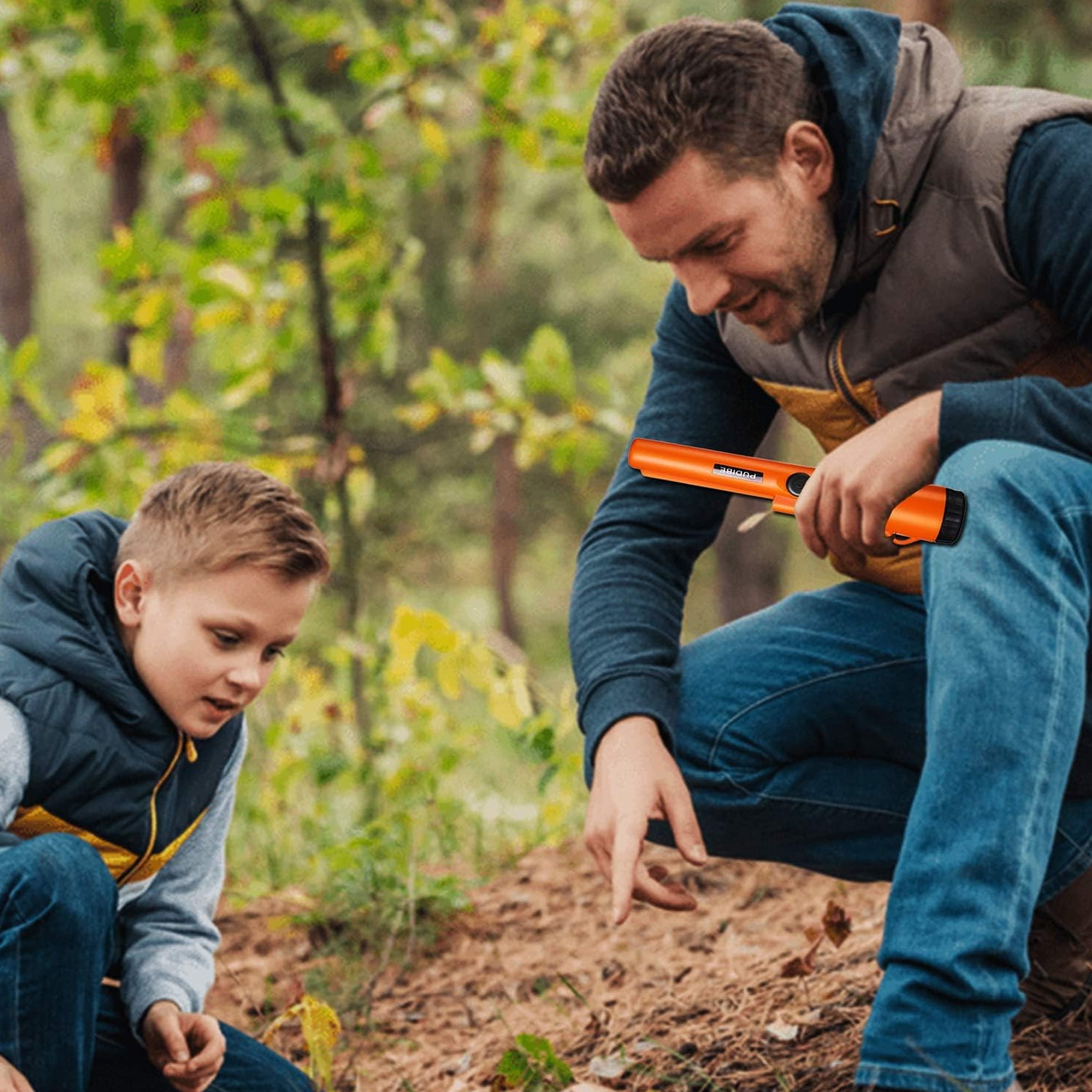 Ein Vater und sein Sohn in einem Wald, der Vater hält einen Metalldetektor.