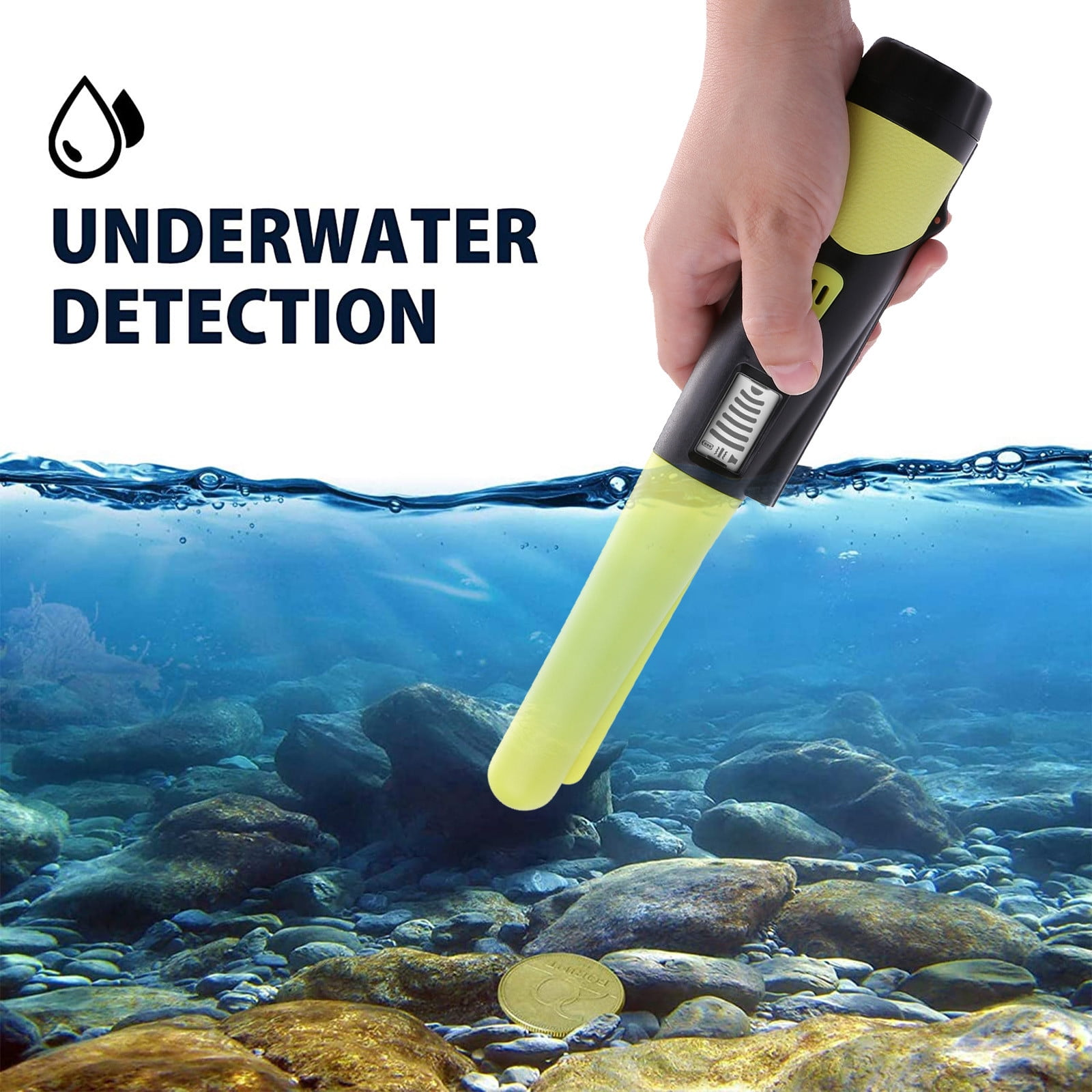 Eine Hand hält einen gelb-schwarzen Metalldetektor unter Wasser über einen felsigen Meeresboden mit einer Münze.