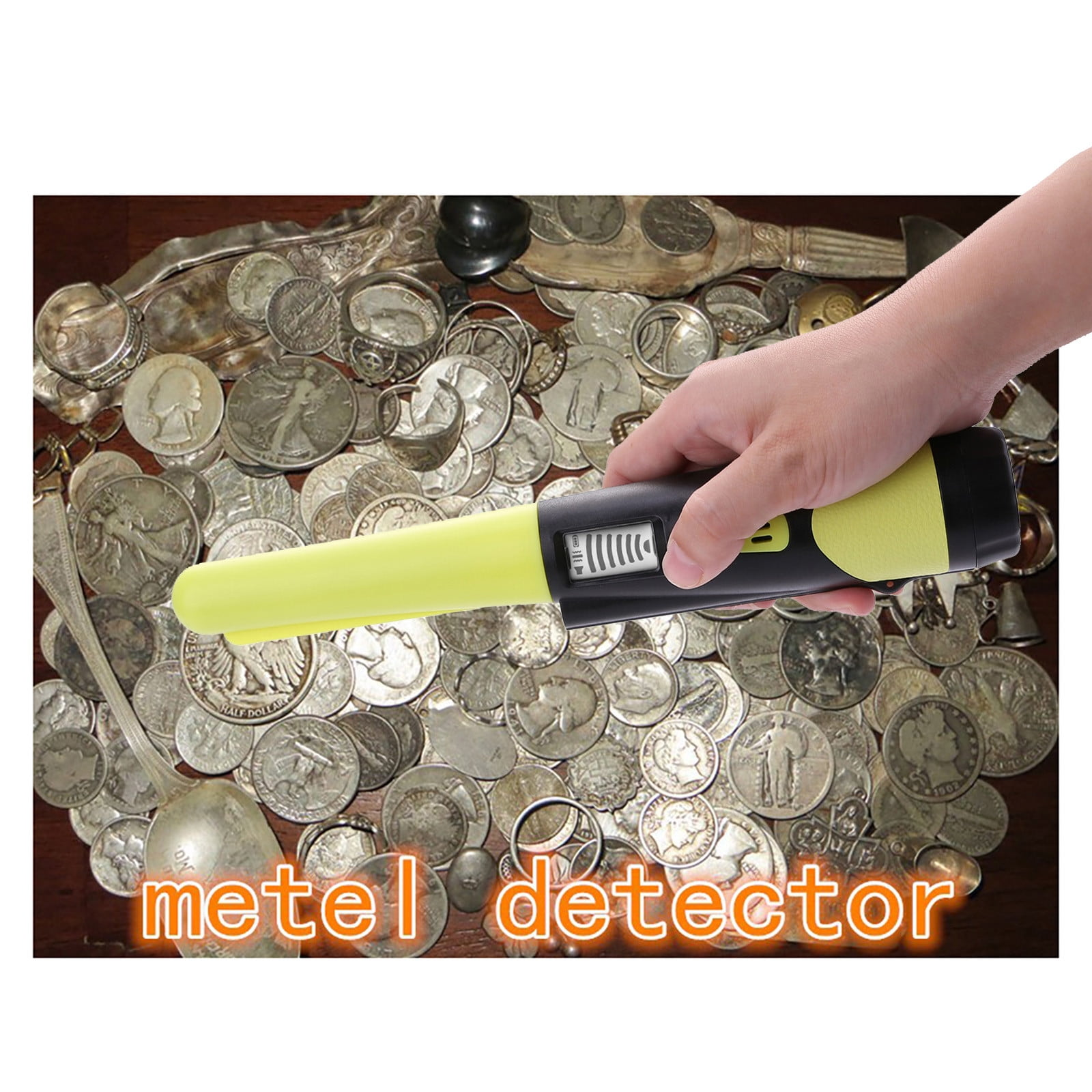 Eine Hand hält einen gelb-schwarzen Metalldetektor über einem Haufen antiker Münzen und Schmuck.