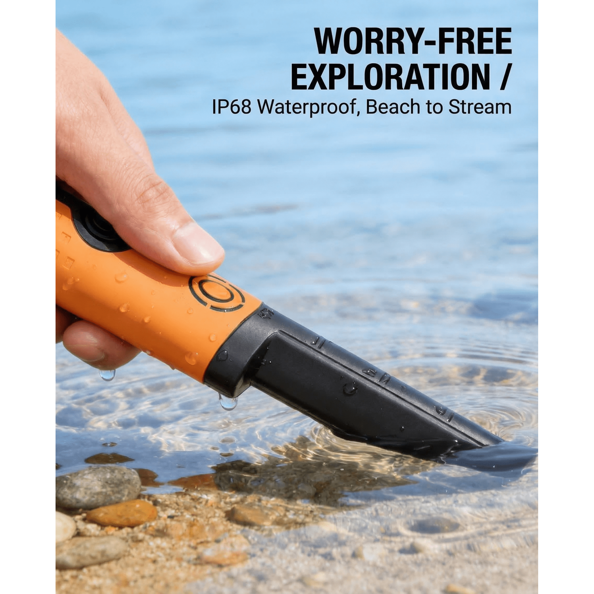 Hand hält einen orange-schwarzen Metalldetektor im flachen Wasser mit Text und Wassertropfen.