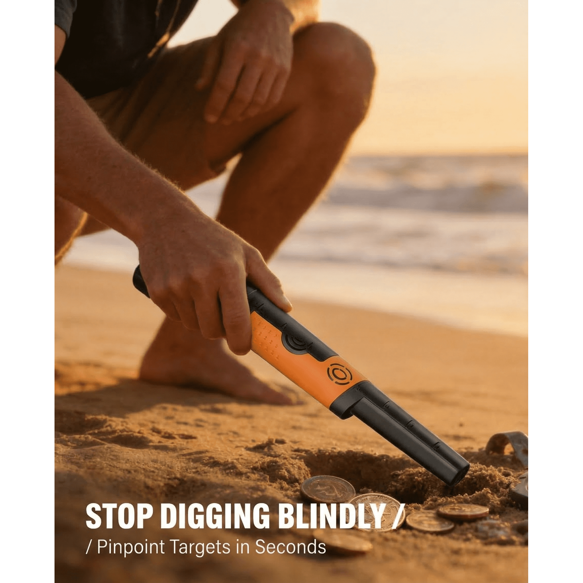 Eine Person sucht am Strand mit einem orange-schwarzen Metalldetektor nach Münzen im Sand.