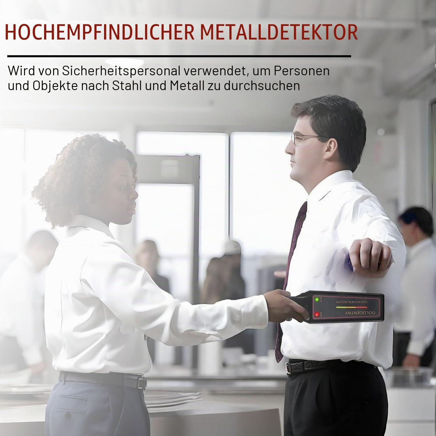 Sicherheitskraft scannt Mann mit einem Handmetalldetektor in einem hellen Raum.
