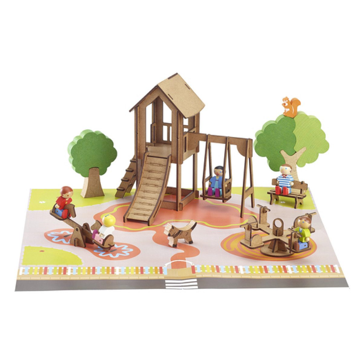 Ein hölzernes Spielplatzset mit Rutsche, Schaukel, Karussell, Bäumen und kleinen Spielfiguren auf einer bunten Matte.