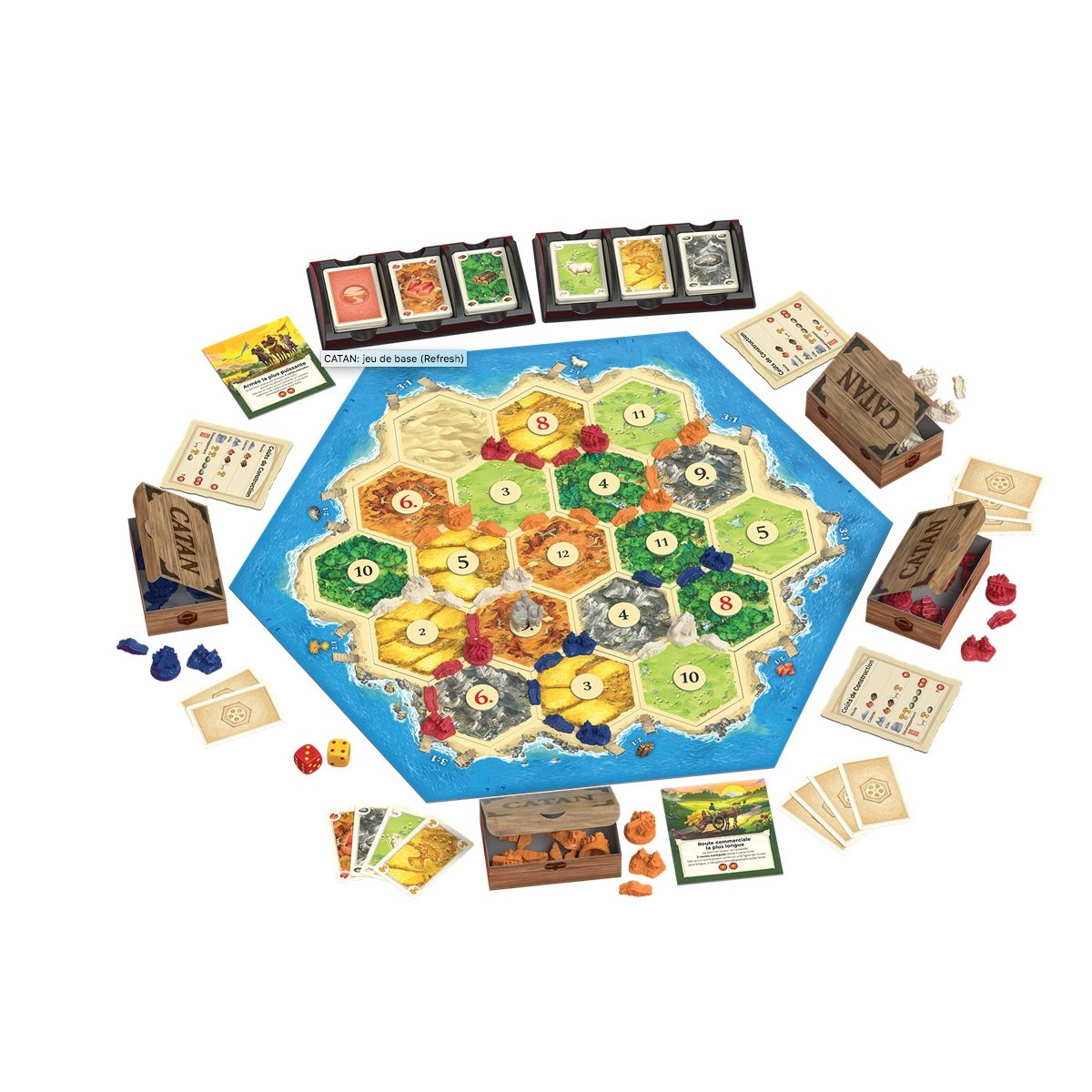 Ein aufgebautes Catan-Siedler-Brettspiel mit hexagonalen Feldern, Spielsteinen, Karten und Würfeln auf weißem Hintergrund.