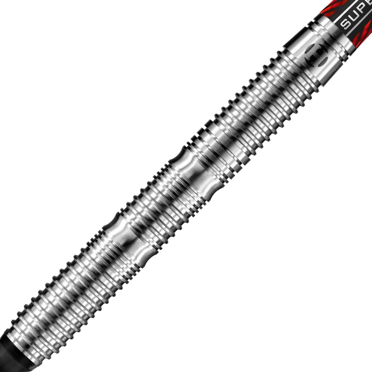 Nahaufnahme eines silbernen, geriffelten Dartpfeil-Barrels mit roten und schwarzen Akzenten oben.