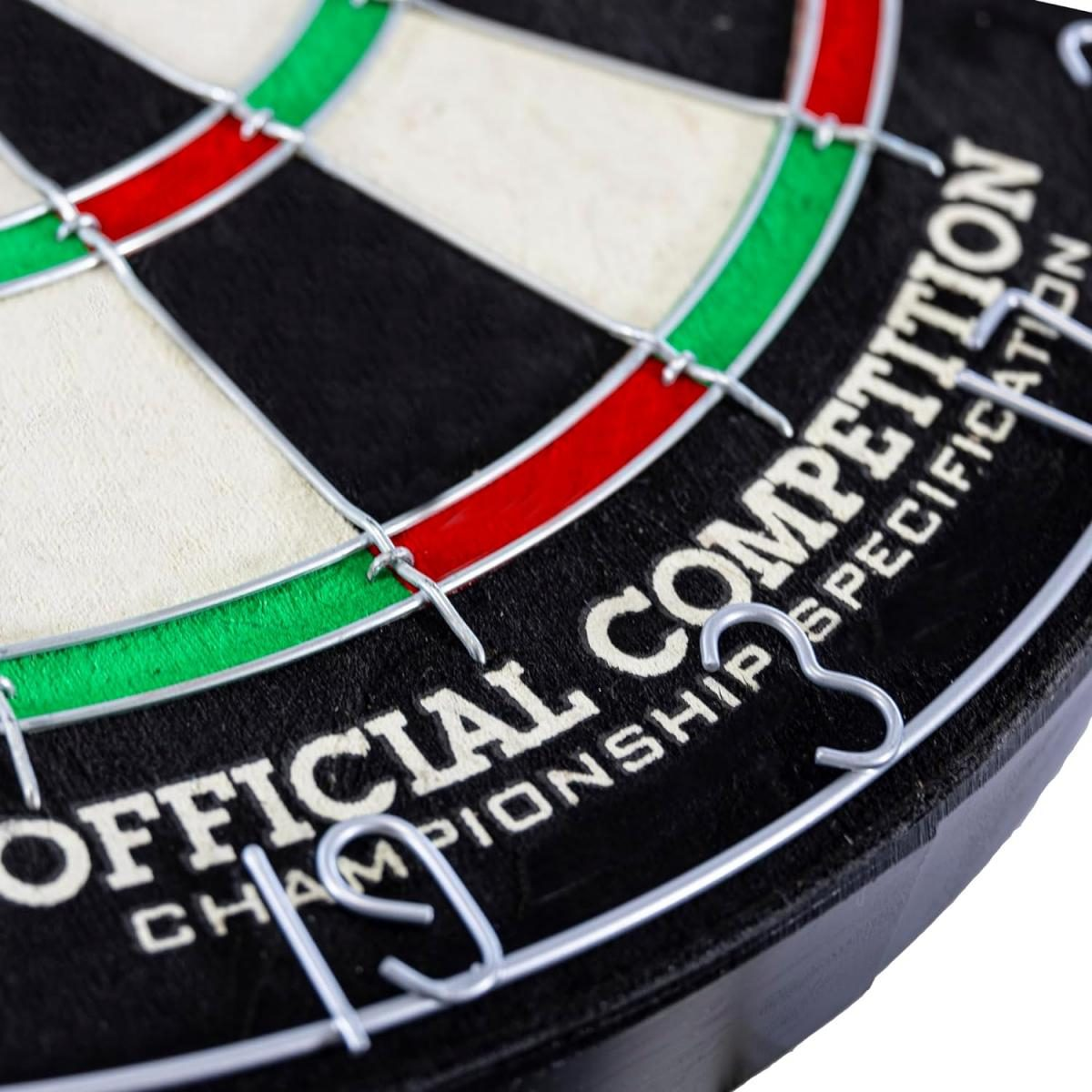 Nahaufnahme einer Dartscheibe mit Metalltrennwänden und der Aufschrift Official Competition.