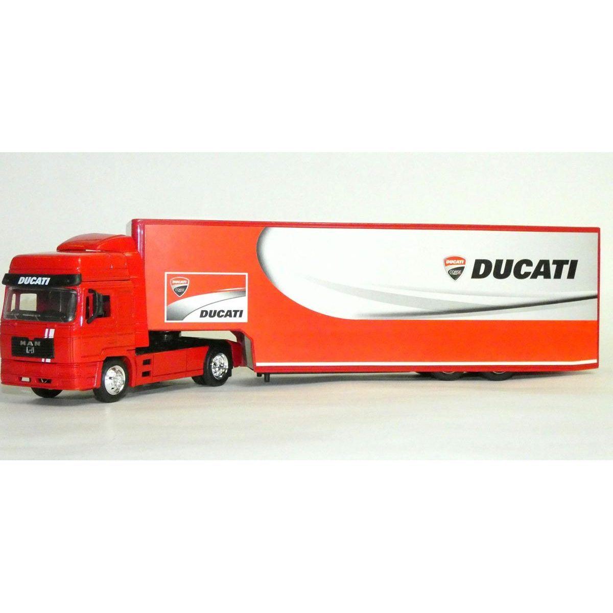 Ein roter Ducati-Sattelschlepper im Modellformat mit weißer Aufschrift auf hellem Hintergrund.