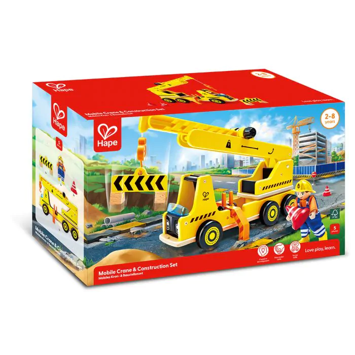Verpackung eines Hape Spielzeugs: Ein gelber Holzkranwagen mit Bauteilen und einer Bauarbeiterfigur vor Stadtkulisse.