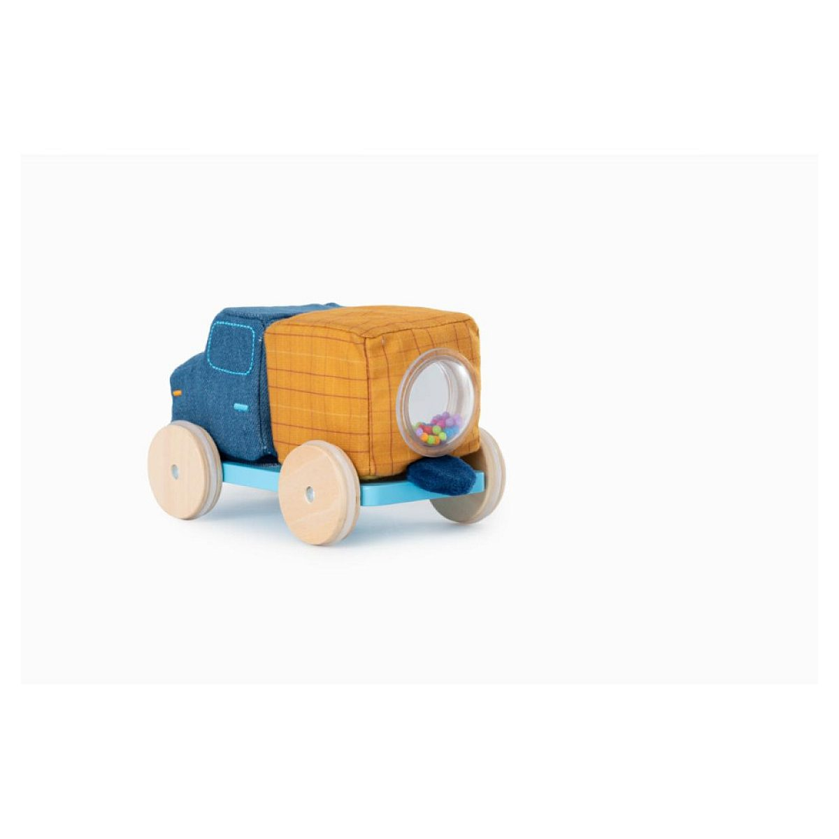 Ein weiches Spielzeugauto aus Holz mit blauen und gelben Stoffblöcken und runden Holzrädern.