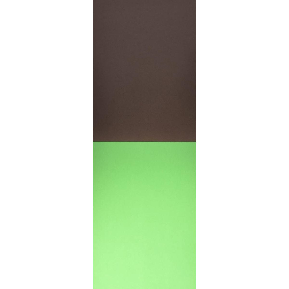 Ein vertikales Bild mit einer dunkelbraunen oberen Hälfte und einer hellgrünen unteren Hälfte.