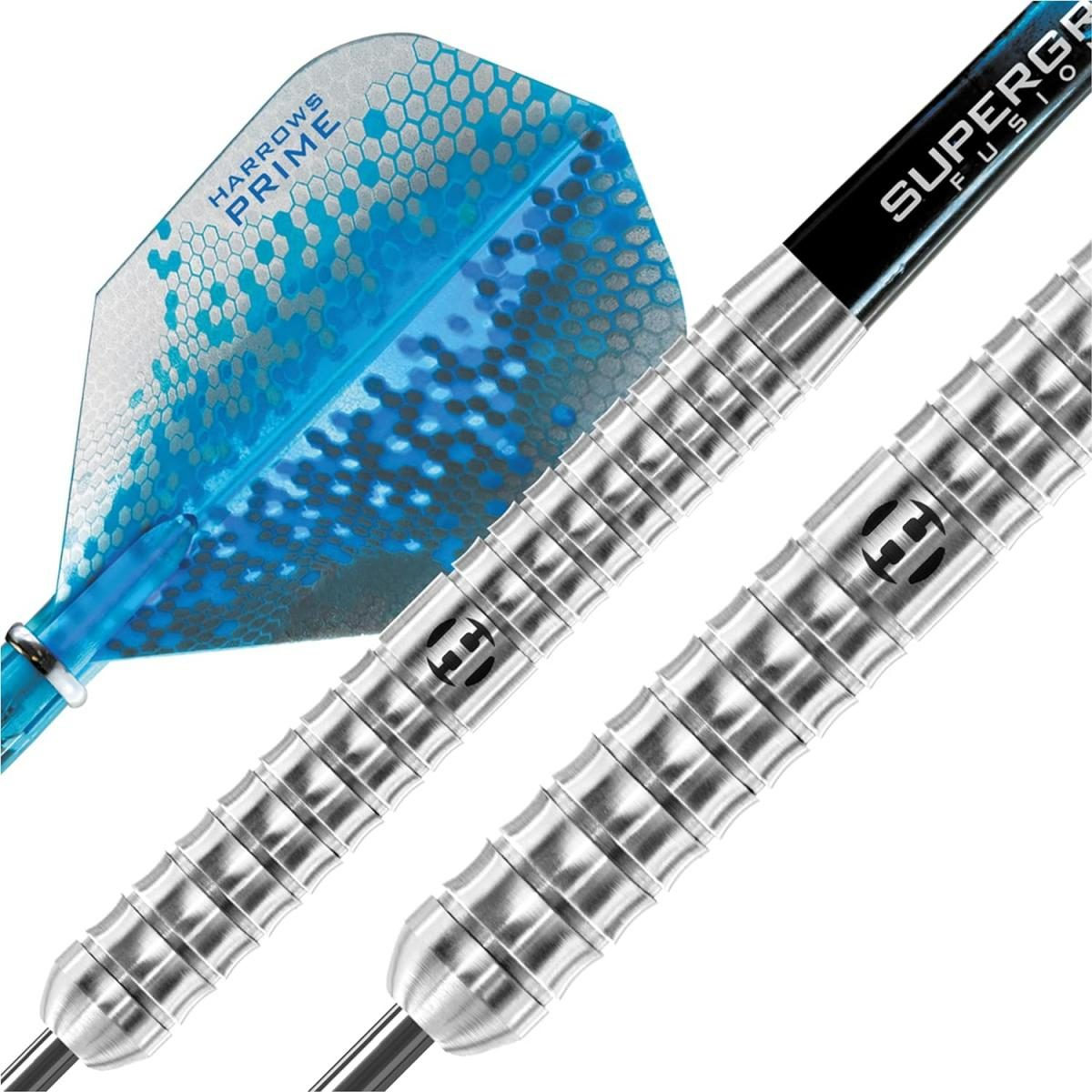 Nahaufnahme von zwei silbernen Darts mit strukturierten Barrels und blau-hexagonalen Flights auf weißem Grund.