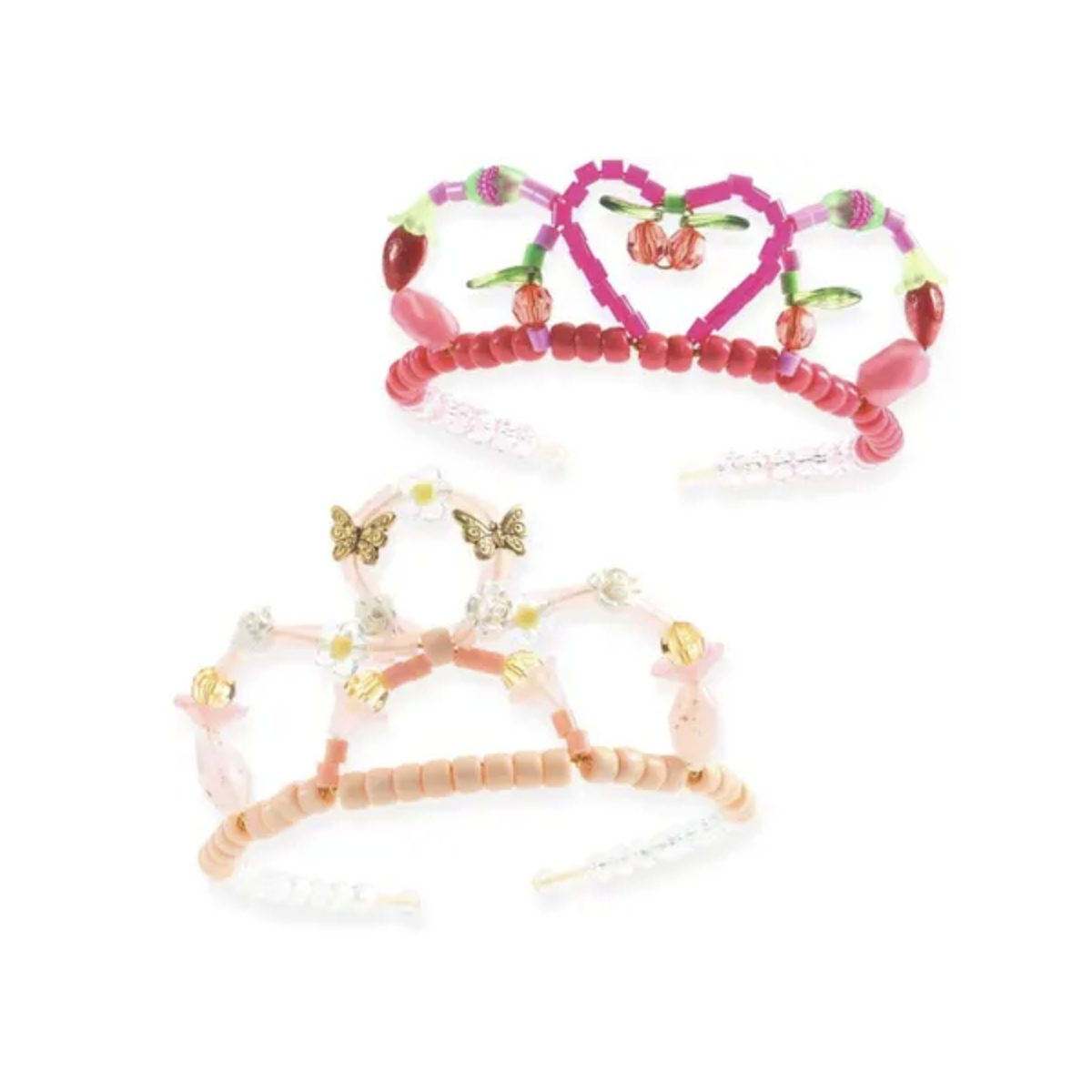 Zwei handgefertigte Kronen aus bunten Perlen auf weißem Hintergrund, eine in Pink mit Kirschen und eine in Pastellrosa mit Schmetterlingen.