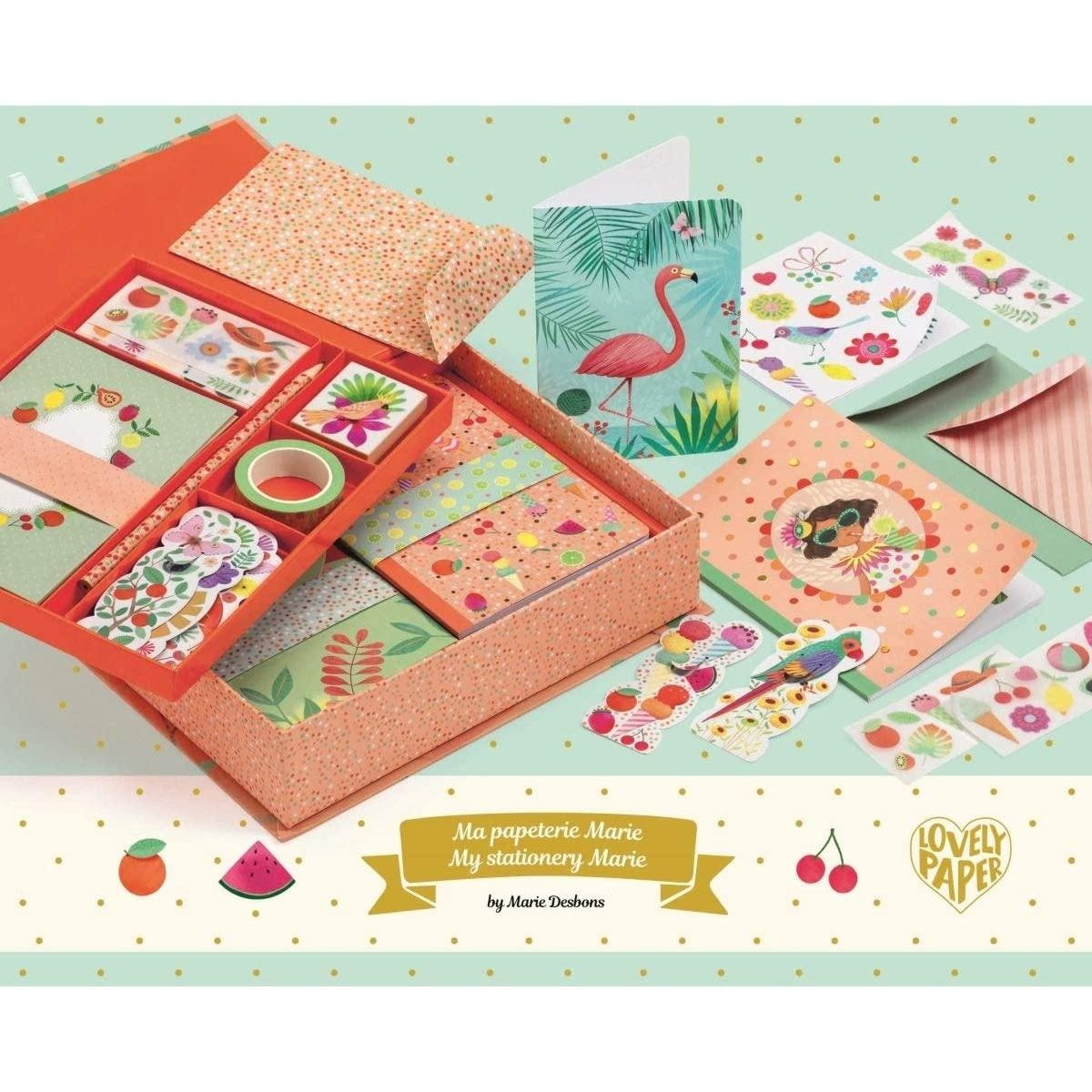 Ein buntes Schreibwarenset in einer Schachtel mit Flamingos, Blumen und Früchten auf grünem Hintergrund.