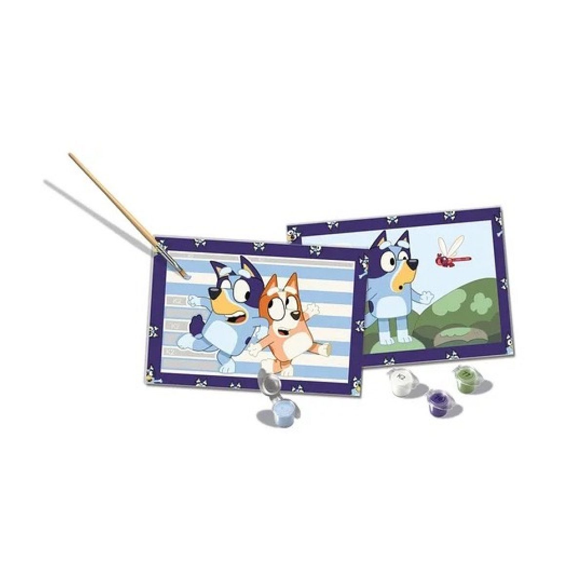 Bluey Malen-nach-Zahlen-Set mit zwei Leinwänden, einem Pinsel und kleinen Farbtöpfen.