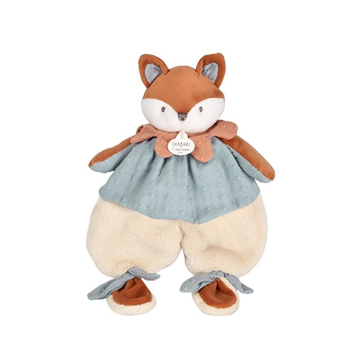 Ein Kuschelfuchs aus Plüsch mit blauem Kleidchen und beigen Pluderhosen, auf weißem Hintergrund.