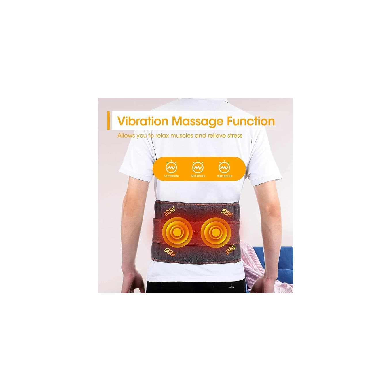 Mann trägt einen grauen Rückenmassagegürtel mit leuchtenden orangen Vibrationssymbolen und Text.