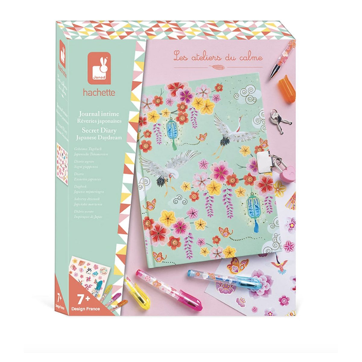Ein Geheimtagebuch-Set mit Schloss, bunten Stiften, Stickern und Schlüssel vor rosa Hintergrund.