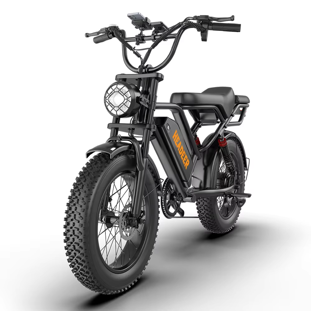 Ein schwarzes E-Bike mit dicken Reifen, runden Scheinwerfern und orangefarbenem Headeer-Logo vor weißem Hintergrund.
