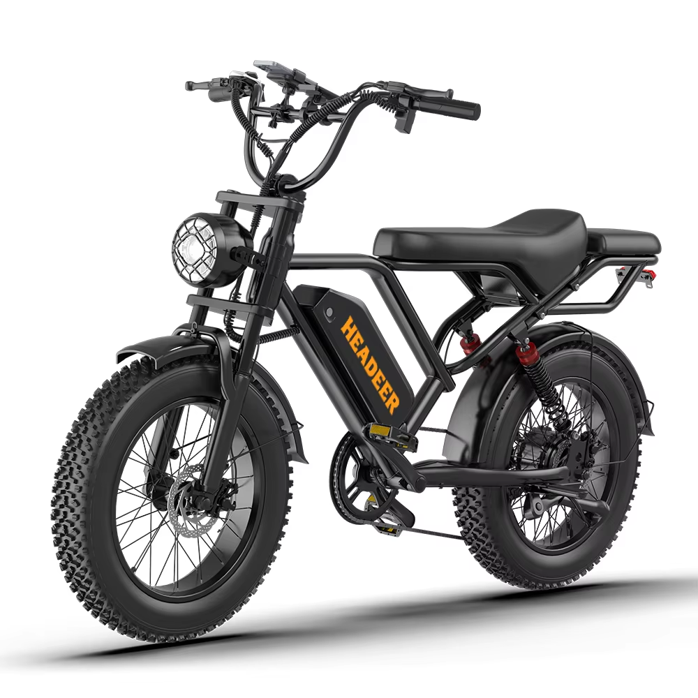 Ein schwarzes Elektrofahrrad mit dicken Reifen, einem runden Frontscheinwerfer und der Aufschrift HEADEEER am Rahmen.