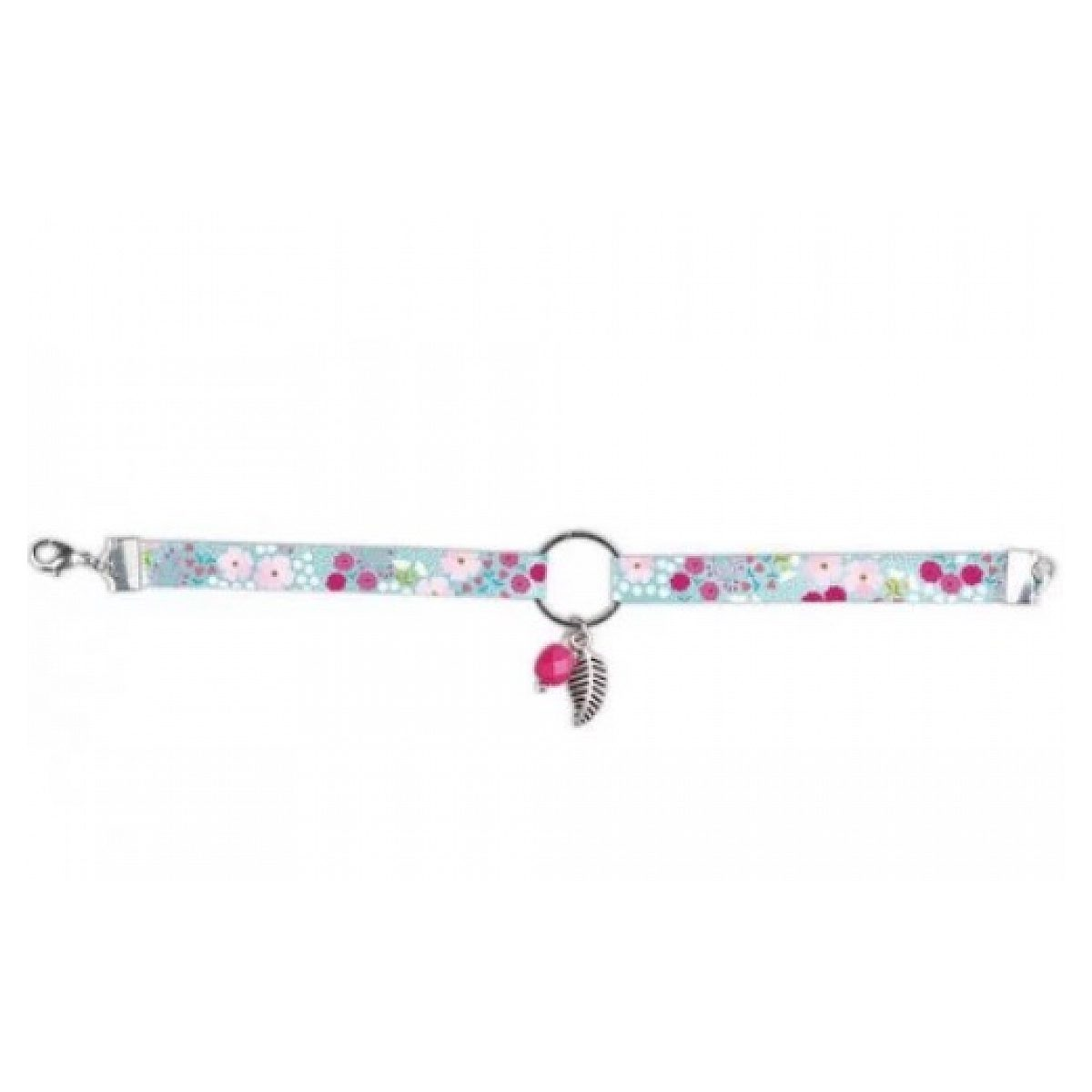 Hellblaues Armband mit Blumenmuster, silbernem Ring und Anhängern in Form von Blatt und Perle.