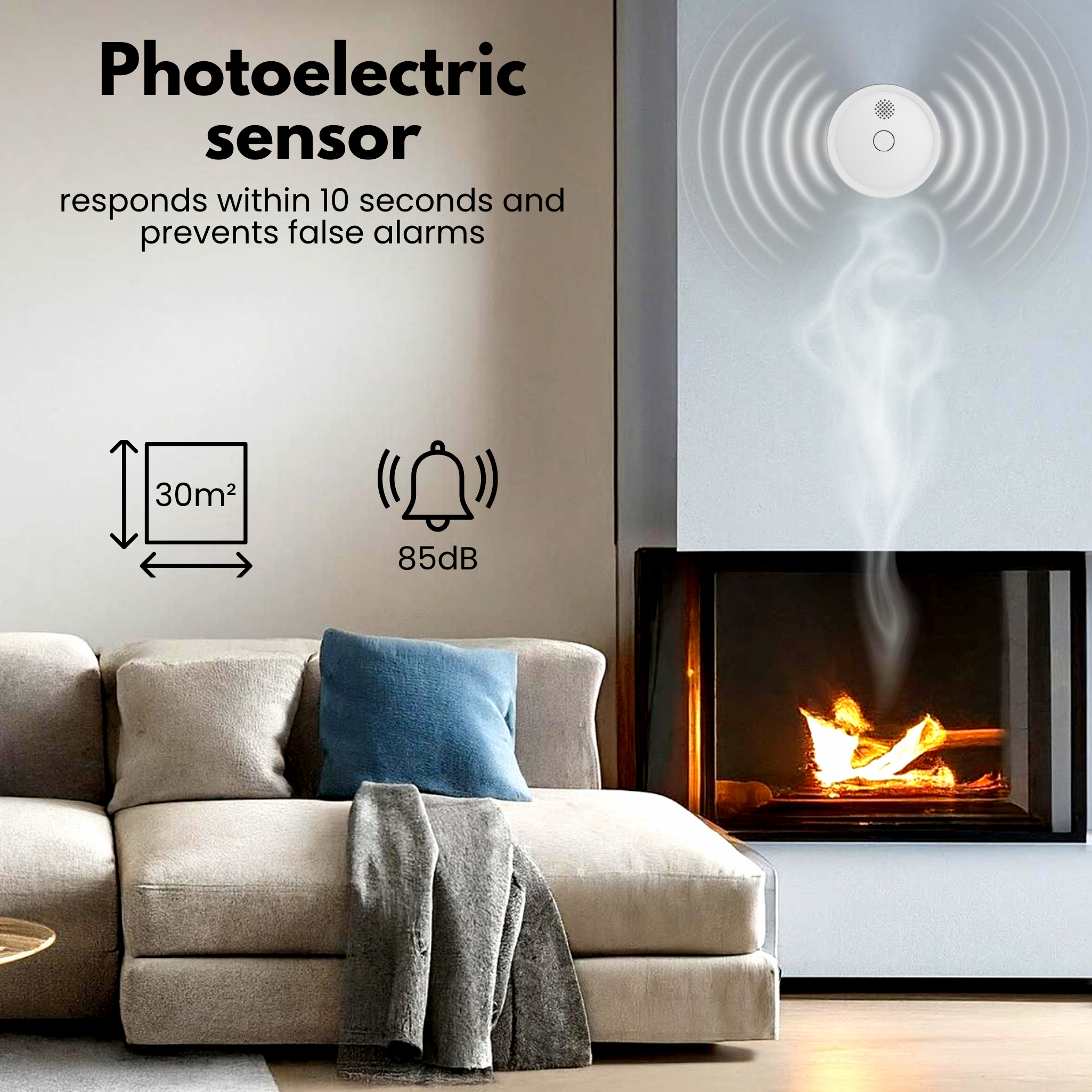 Rilevatore di fumo fotoelettrico sopra un camino in un soggiorno moderno con divano.