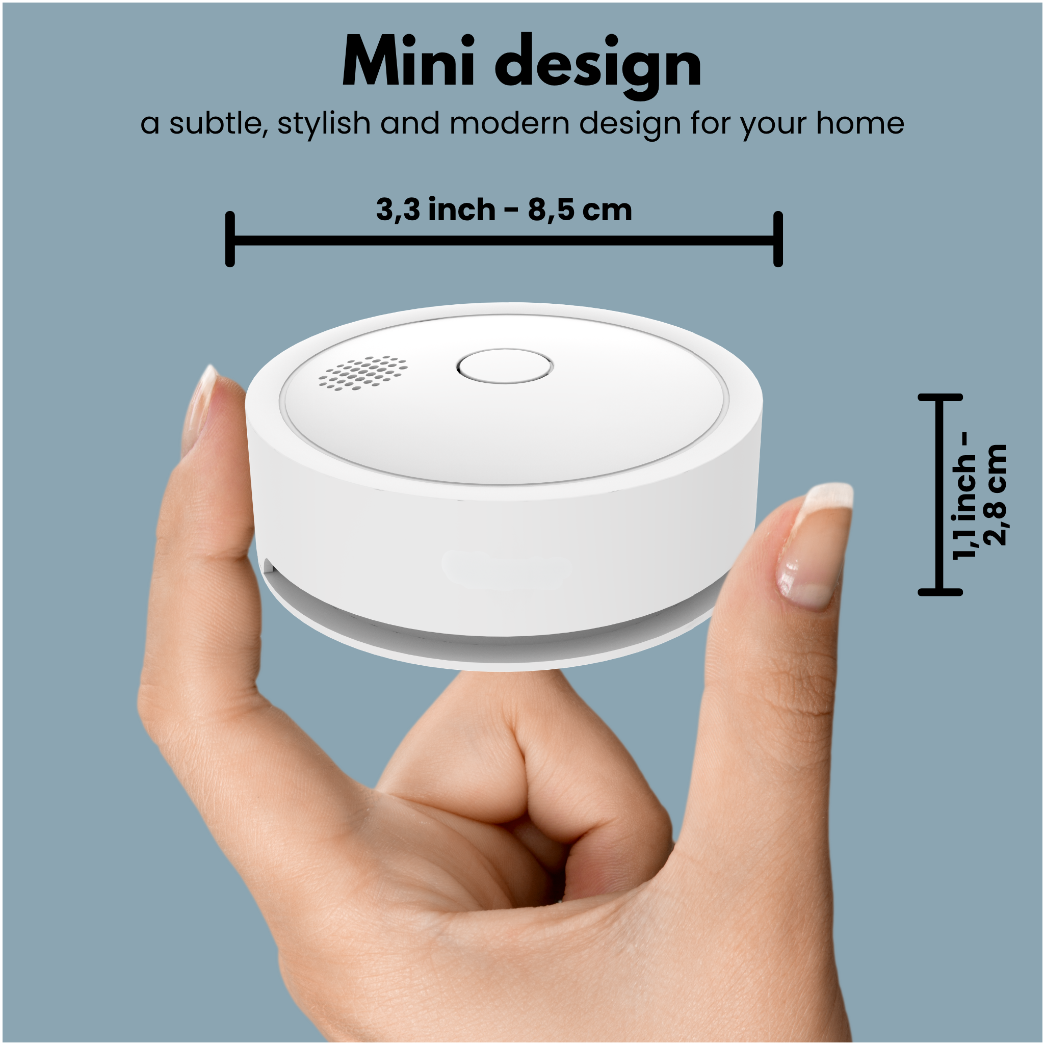 Una mano che tiene un piccolo dispositivo bianco rotondo con etichette dimensionali.
