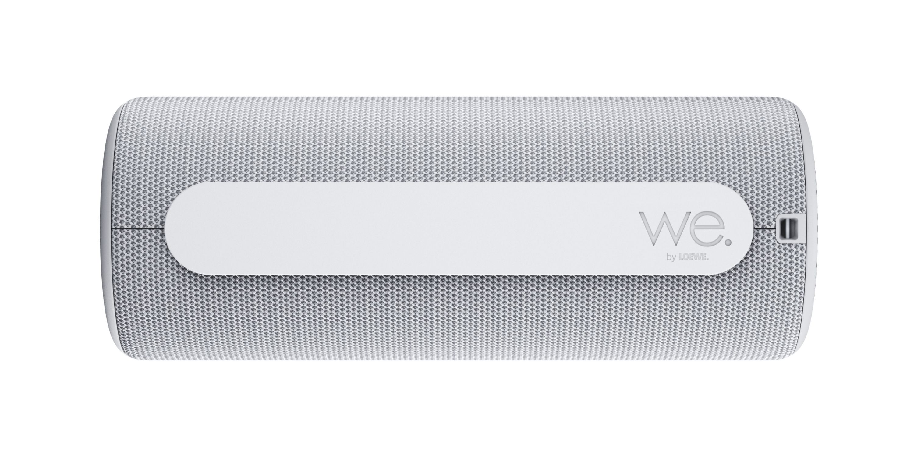 Ein weißer zylindrischer Bluetooth-Lautsprecher mit Stoffbezug und Markenlogo vorne.