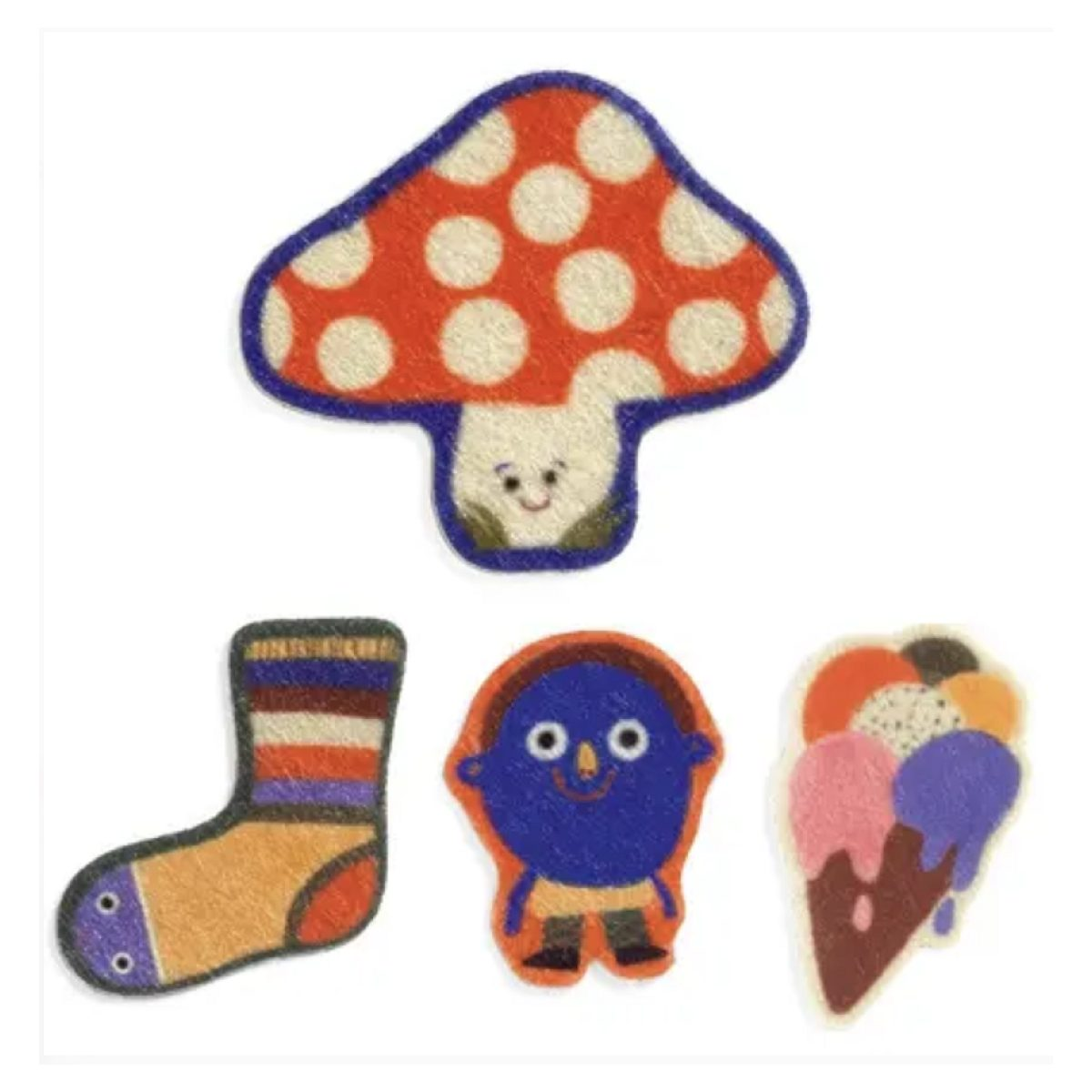 Vier bunte Filzaufnäher: ein Pilz, eine Socke, eine blaue Figur und eine Eistüte auf weißem Grund.