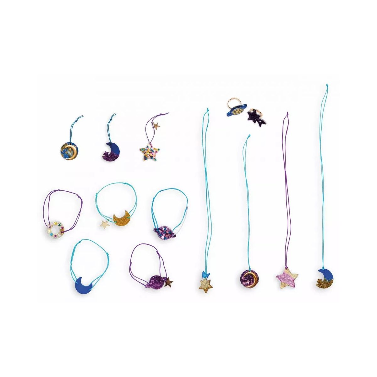 Ein Set aus selbstgemachten Anhängern, Ringen und Armbändern mit Mond-, Stern- und Planetenmotiven.