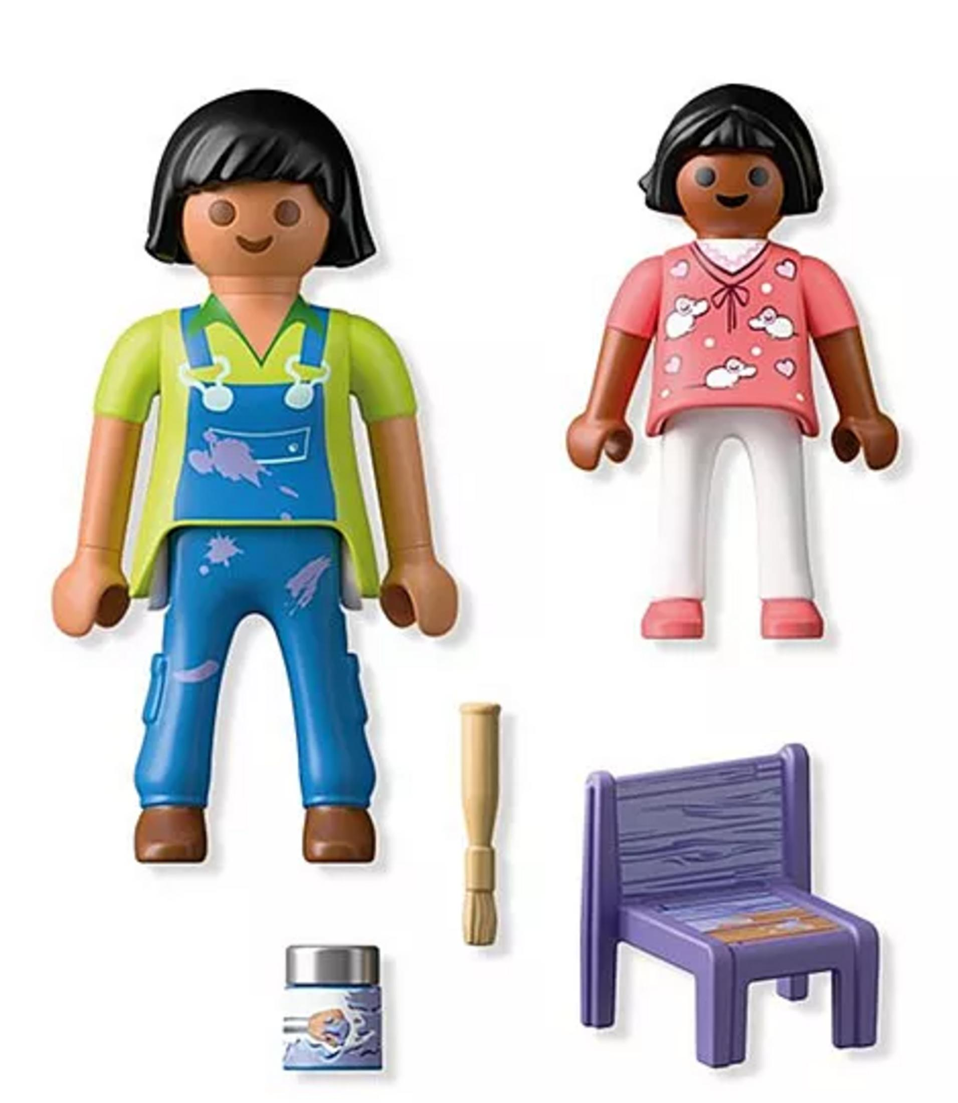 Zwei Playmobil-Figuren, eine mit Latzhose, sowie ein Farbeimer, ein Pinsel und eine kleine violette Bank auf weißem Grund.