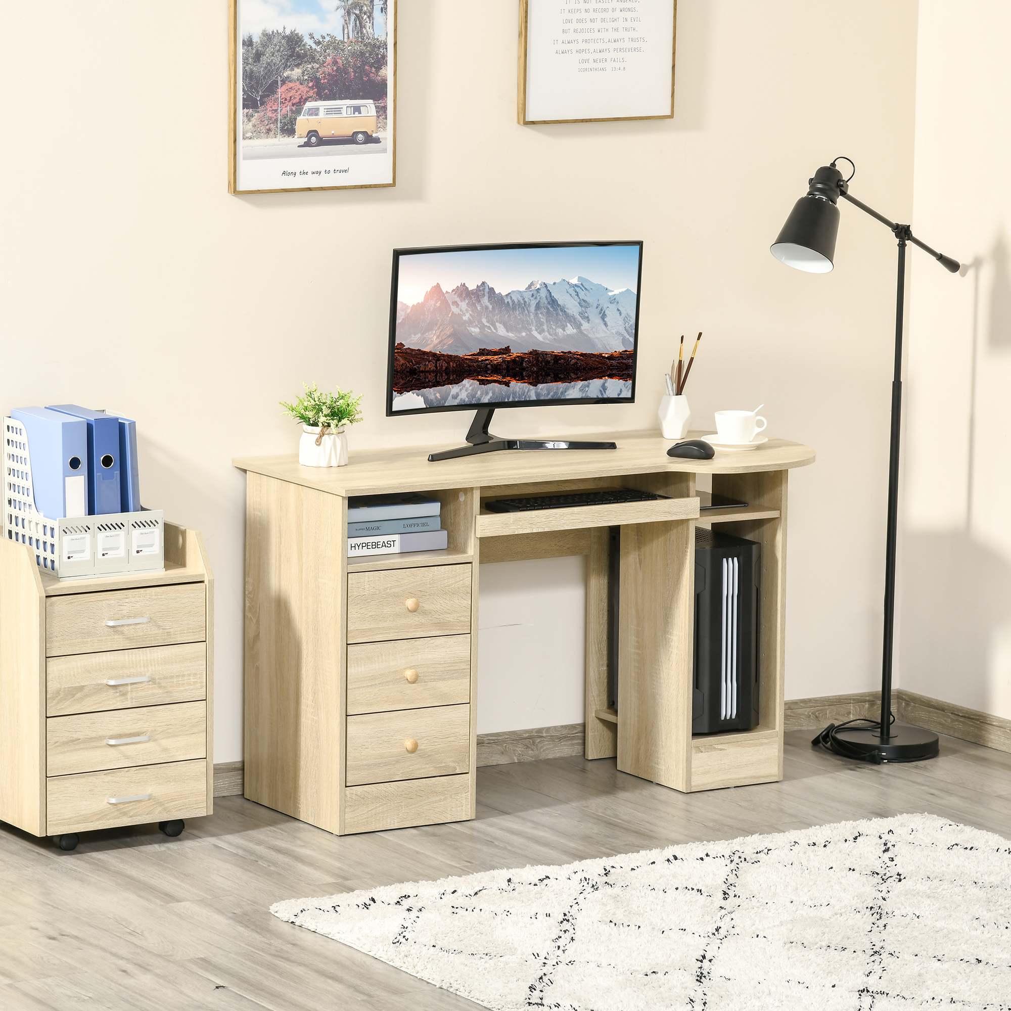 Una scrivania in legno chiaro con computer, cassetti e lampada nera in una stanza con tappeto.