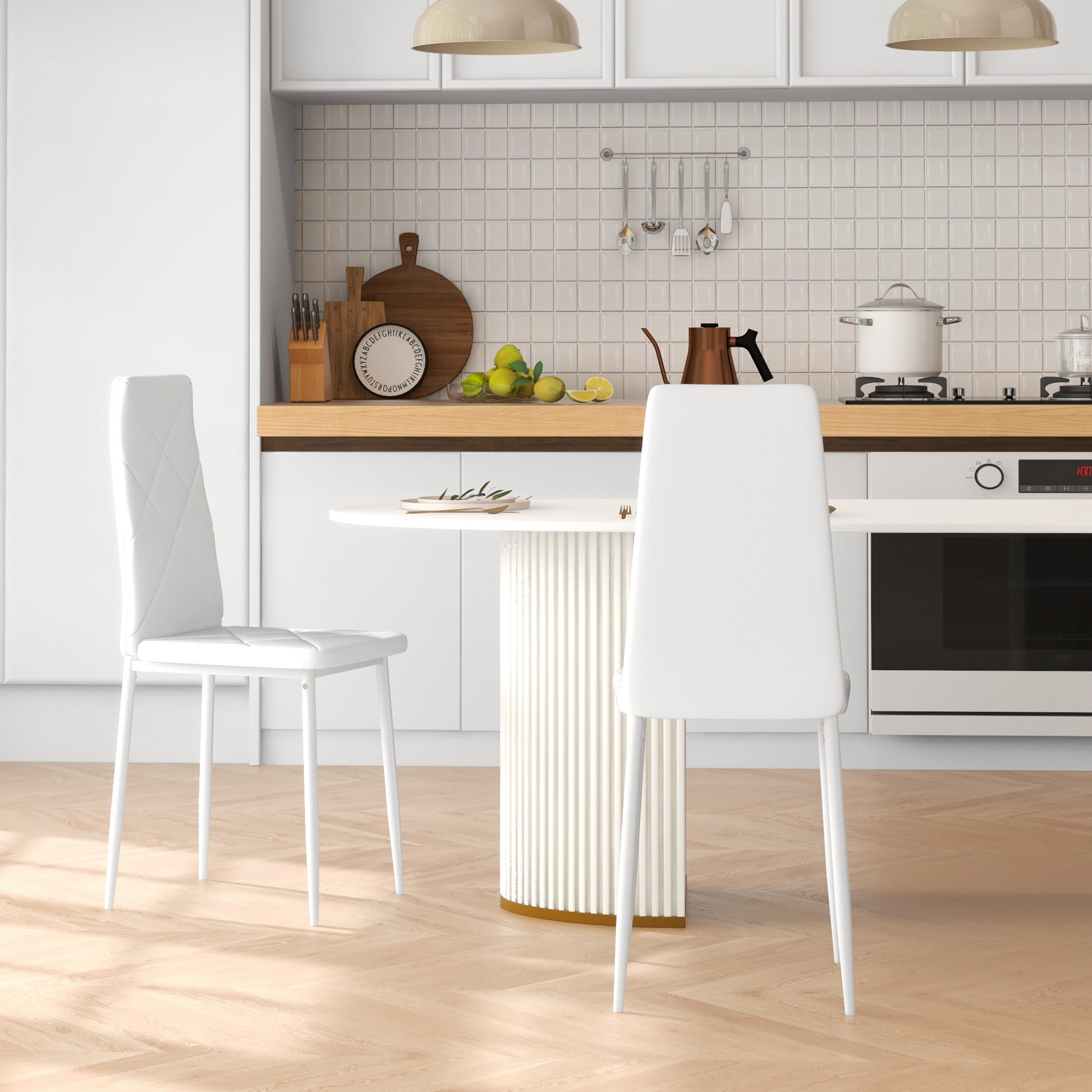 Moderna cucina bianca con piano in legno, sedie bianche e pavimento in legno.