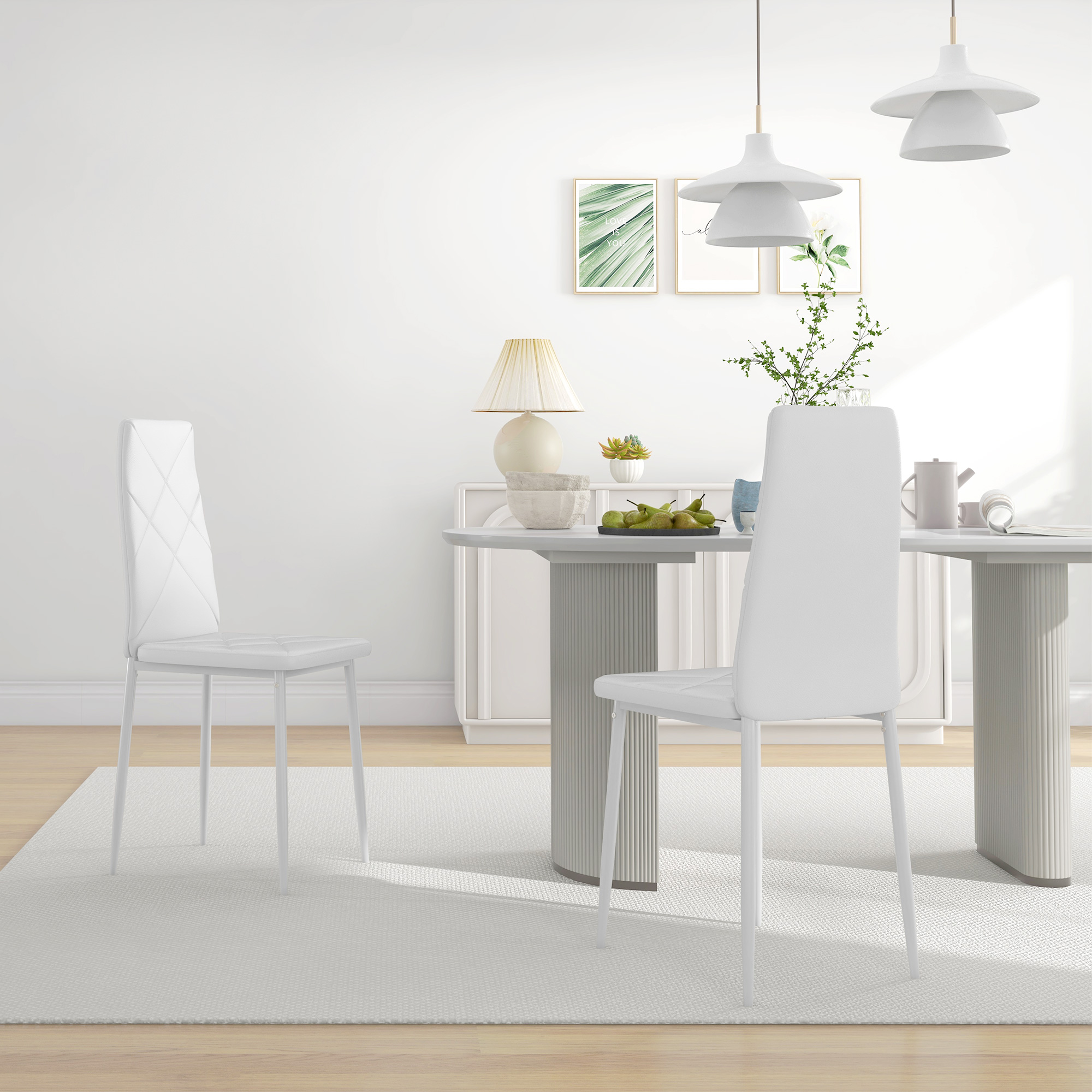 Luminosa sala da pranzo moderna con sedie bianche, tavolo con pere, lampade a sospensione e credenza.