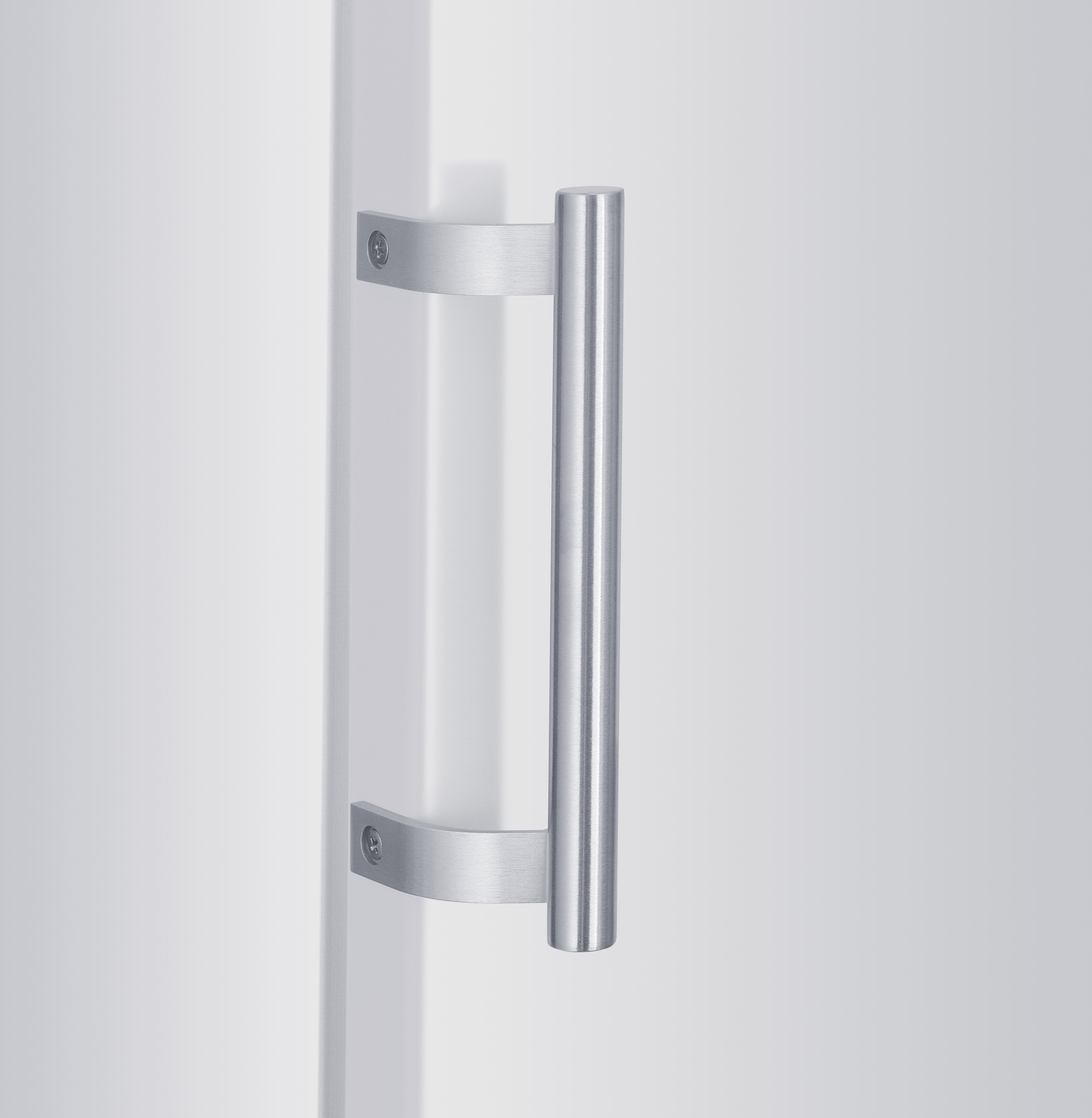 Une poignée de porte en métal brossé sur une surface blanche.