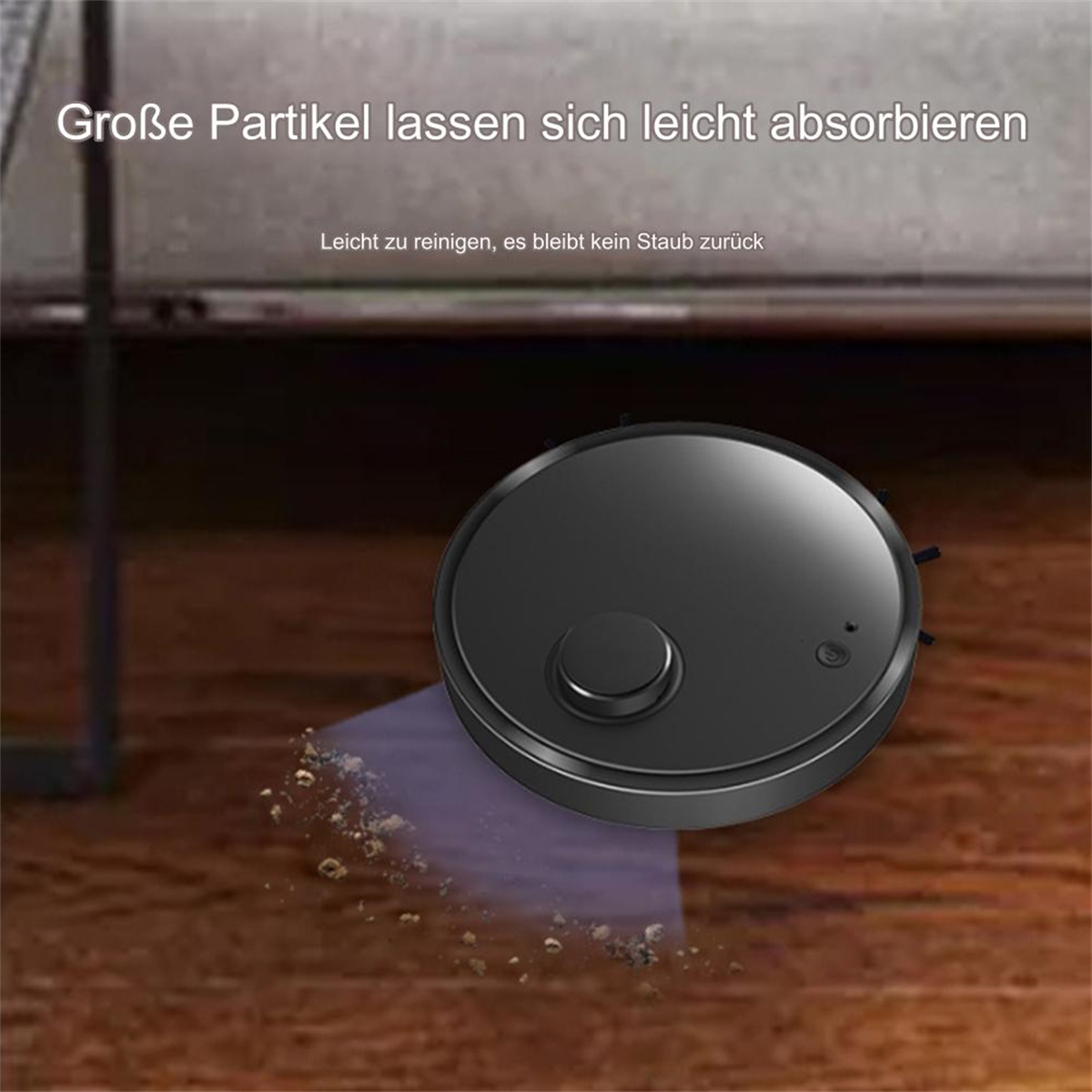 Ein schwarzer Saugroboter reinigt Holzboden und saugt kleine Partikel auf.