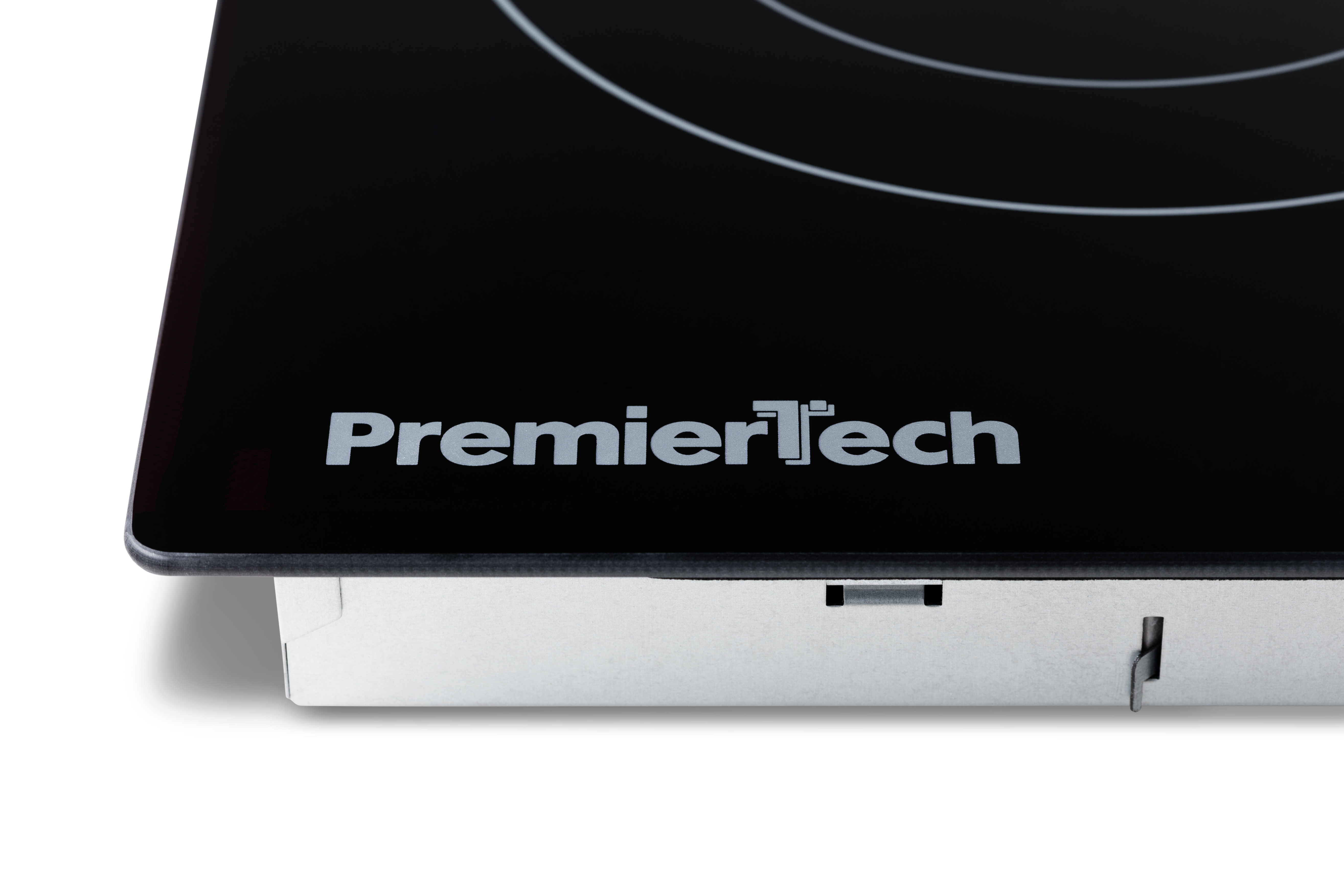 Primo piano di un piano cottura a induzione nero con il logo bianco PremierTech sulla superficie lucida.